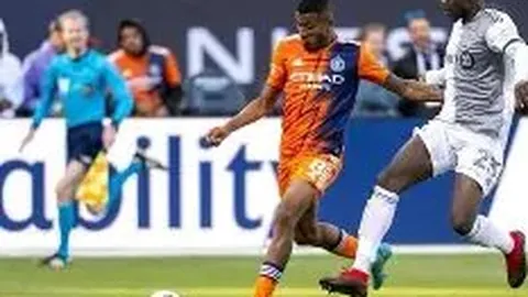 乔治娜时装周惊艳亮相，与C罗同框展露性感露背裙姿