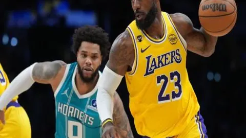 今晚激情对决！荷甲焦点战：前进之鹰主场强势反击，复仇之战一触即发！